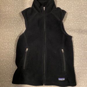 Black fleece Patagonia vest